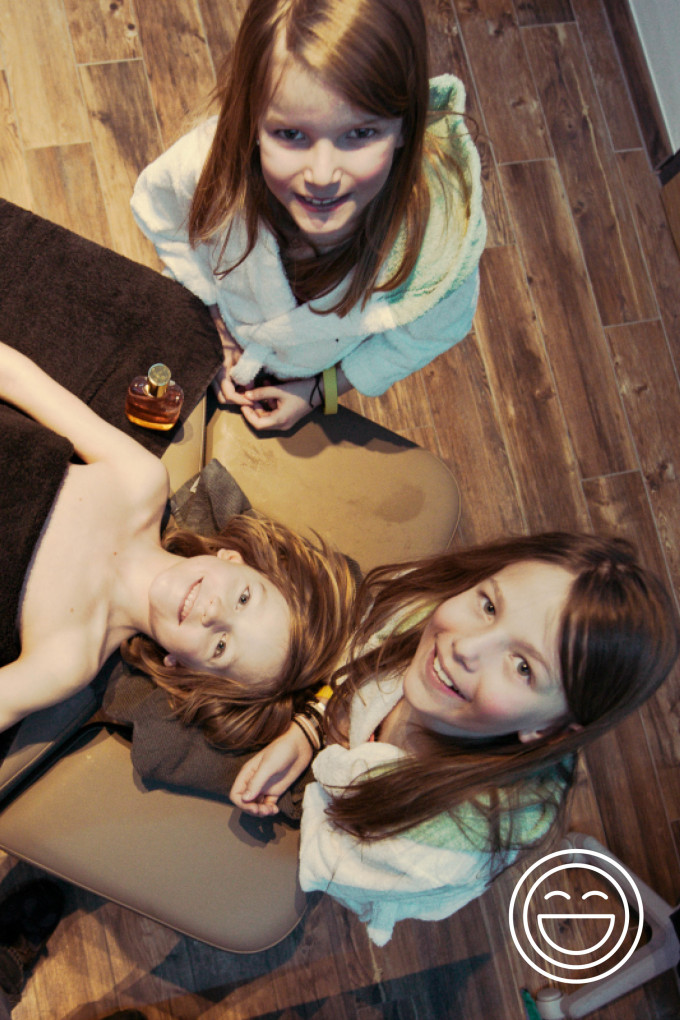 3 Kinder im Massageraum