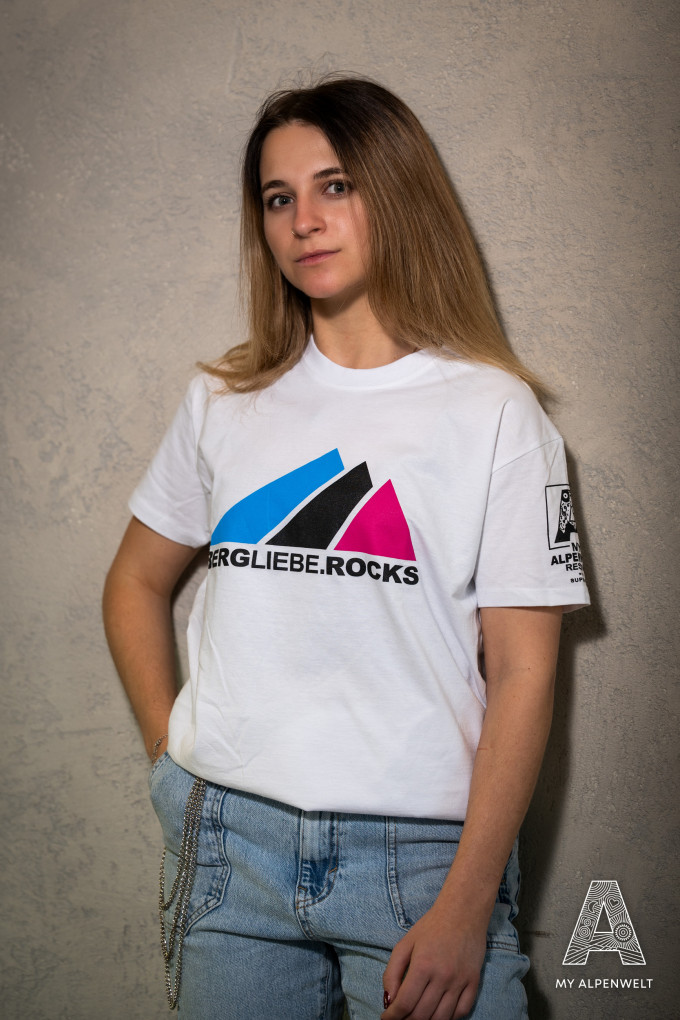 weißes T-Shirt mit Bergliebe.Rocks Logo vorne und My Alpenwelt Resort Logo am Linken Ärmel