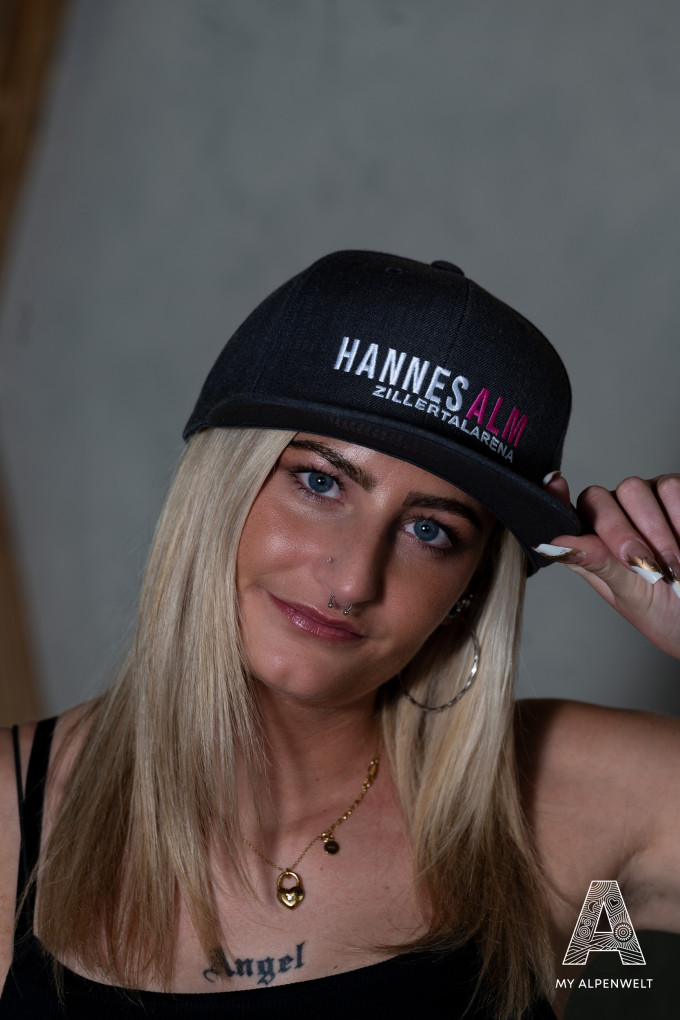 Schwarze Cap mit weiß-pinkem Hannes Alm Logo
