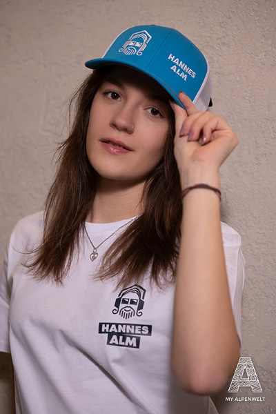 Blau-weiße Hannes Alm Cap mit Logos Alpenwelt, Susi Alm, Hannes Alm und Zillertal Arena