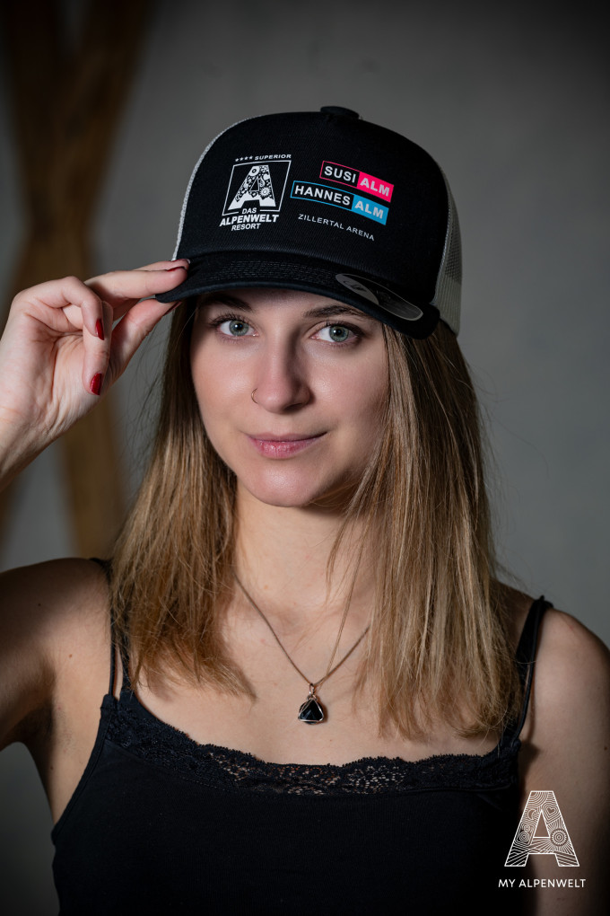 Schwarze Alpenwelt Cap mit Logos Alpenwelt, Susi Alm, Hannes Alm und Zillertal Arena