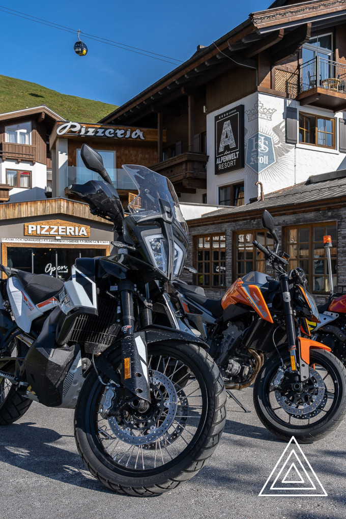 KTM Adventure vor dem Hotel