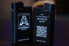 Vorderseite: Logo, Rückseite QR Code zur My Alpenwelt APP