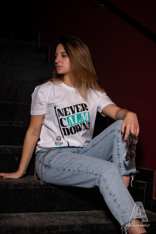 weißes T-Shirt mit der Aufschrift ,,never calm down'' und Hannes Alm Logo vorne