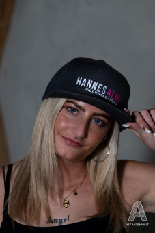 Schwarze Cap mit weiß-pinkem Hannes Alm Logo