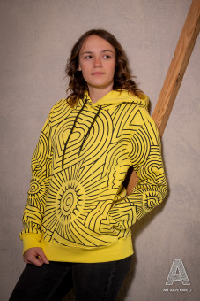 Gelber Hoodie mit schwarzen Alpenwelt Muster am ganzen Pullover