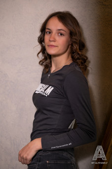 Dunkelgraues Longsleeve Shirt mit Aufschrift Vorne Hannes Alm & Zillertal Arena und partyarena.at am linken Ärmel